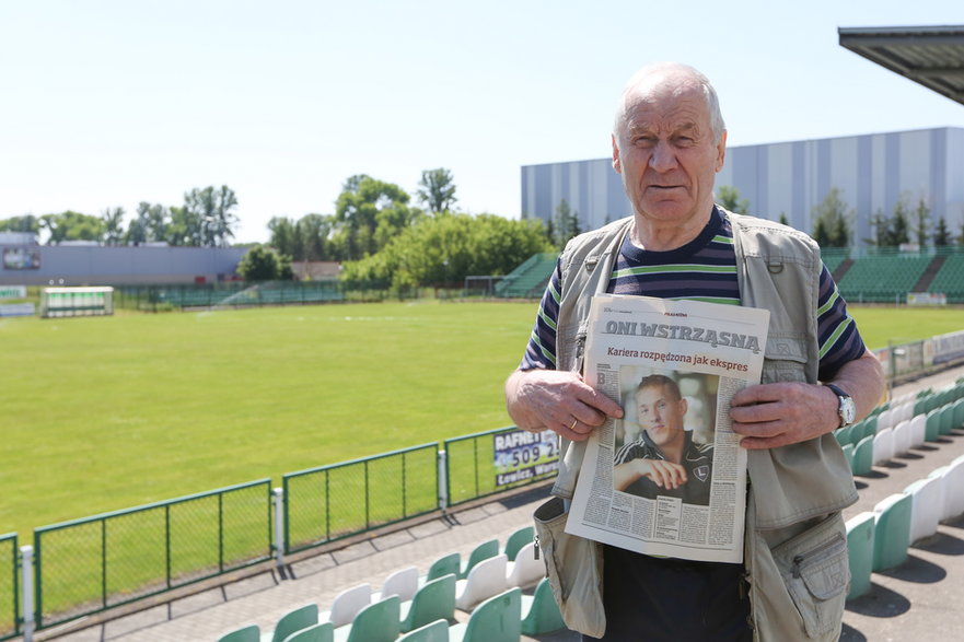 Henryk Plichta na stadionie Pelikana z jednym z artykułów o Maćku, jakie zbiera od kilkunastu lat.