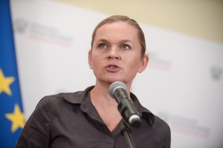 Opakowanie alkoholu udaje produkt dla dzieci? Ministra edukacji zabrała głos