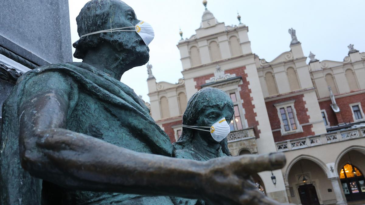 Maski antysmogowe na rzezbach w Krakowie