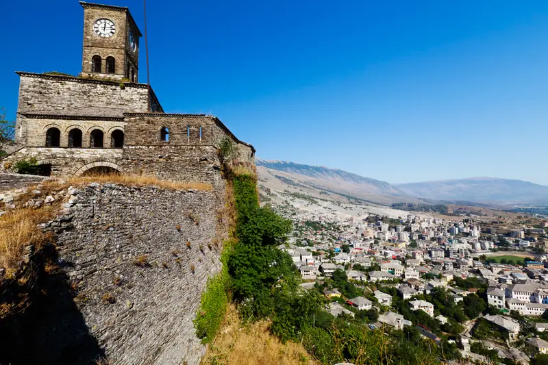 Widok na Gjirokaster - miasto wpisane na listę UNESCO, fot. Getty Images