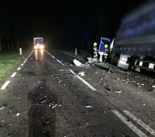 Tragedia pod Dobrym Miastem. Ciężarówka zderzyła się z osobówką; jedna osoba nie żyje