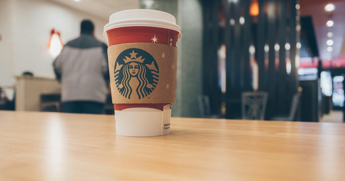 A Starbucks futárának péniszére ömlött a forró tea: 50 milliós kártérítést kap