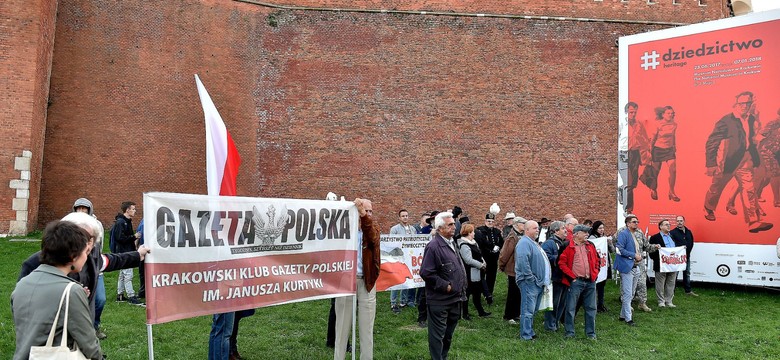Premier oraz politycy PiS przyjechali na grób pary prezydenckiej. Bez prezesa Kaczyńskiego