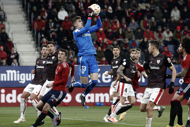 epa10497646 Athletic's goalkeeper Julen Aguirrezabala (C) in action during the Spanish King's Cup first leg semifinal soccer match between CA Osasuna and Athletic Club, in Pamplona, Navarra, Spain, 01 March 2023. EPA/Jesus Diges Dostawca: PAP/EPA.