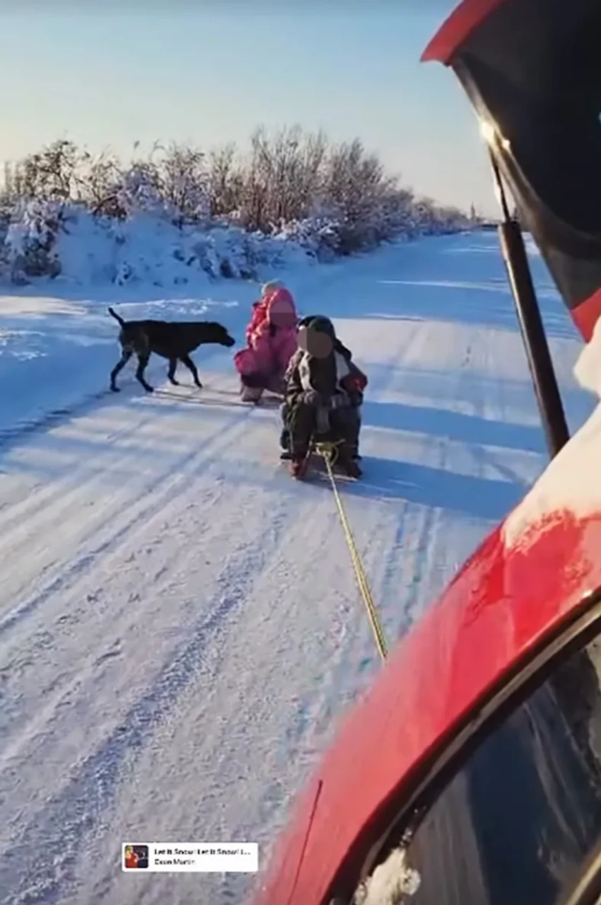 Darko Lazić sa decom na snegu