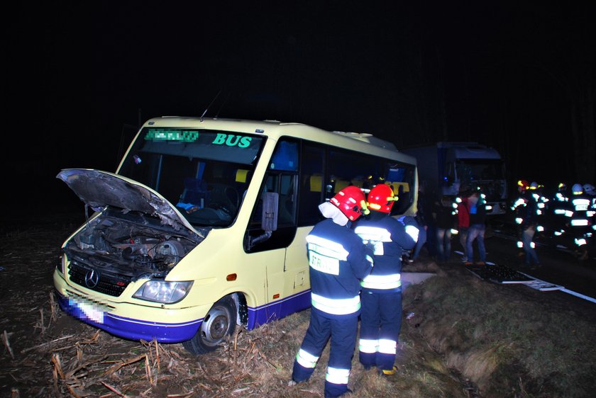 Poważny wypadek pod Oświęcimiem. Ciężarówka uderzyła w busa wiozącego górników