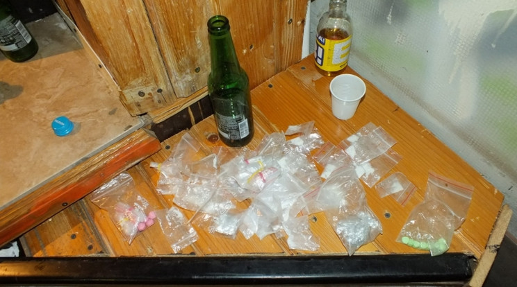 Kábítószergyanús anyagokat találtak / Fotó: police.hu