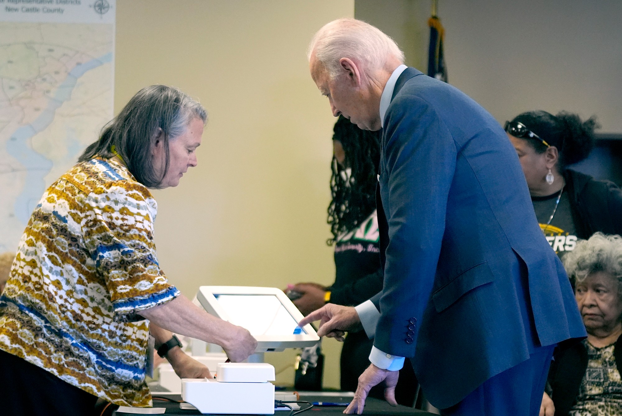 Americký prezident Joe Biden predčasne hlasoval v prezidentských voľbách.