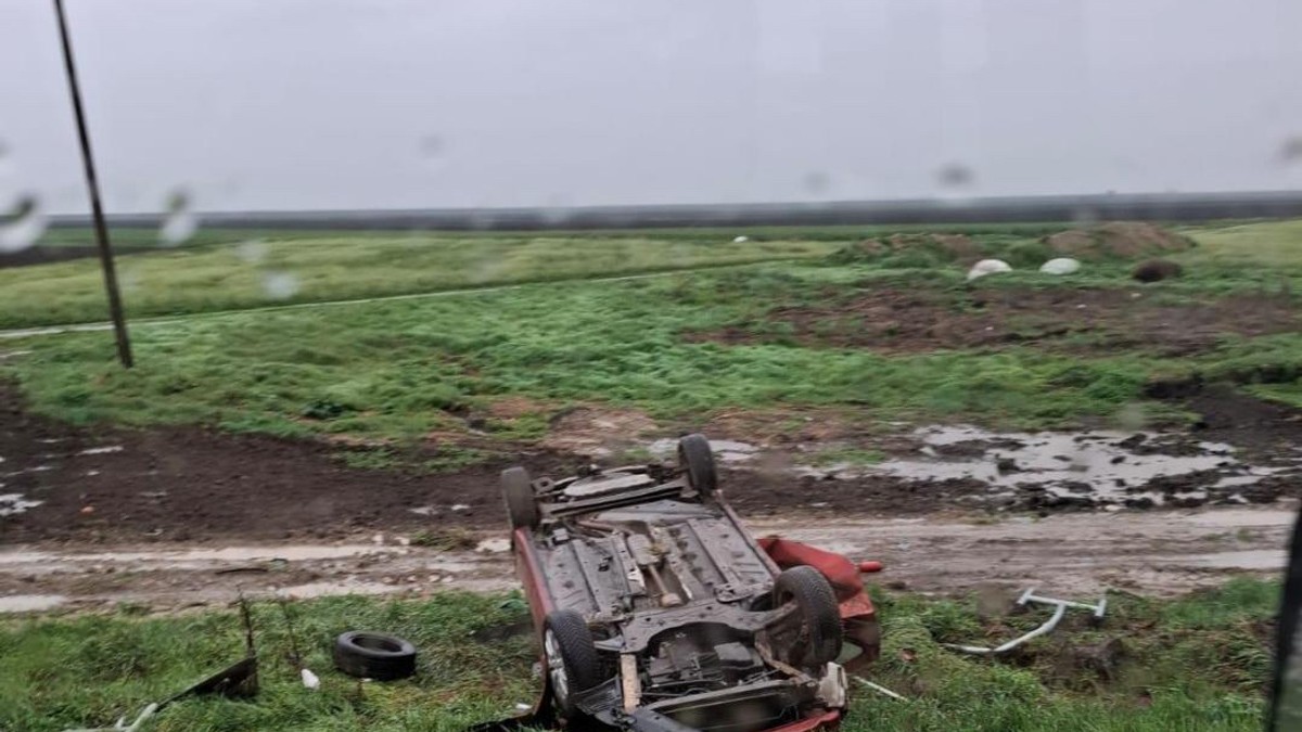 (FOTO) TEŠKA SAOBRAĆAJNA NESREĆA KOD ŽABLJA Automobil sleteo s puta i prevrnuo se na krov, delovi rasuti svuda po kolovozu: Na licu mesta jeziv prizor