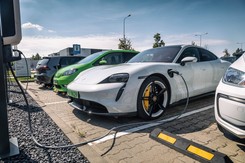 Volkswagen i Polenergia dobiły targu. Samochód elektryczny naładujesz bez węgla i za darmo na początek