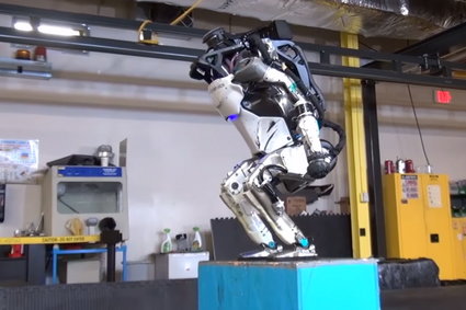 Zobacz, jak robot wykonuje salto w tył
