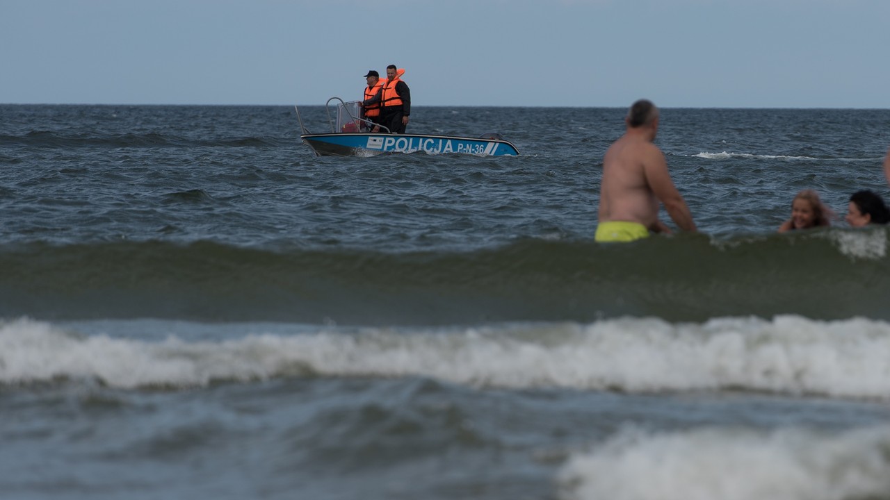 Dramatyczna akcja ratunkowa na plaży. Babcia próbowała ratować wnuka