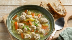 Pyszny obiad na niedzielę. Podajemy przepis, Ty gotujesz. Zachwycająca zupa klopsikowa