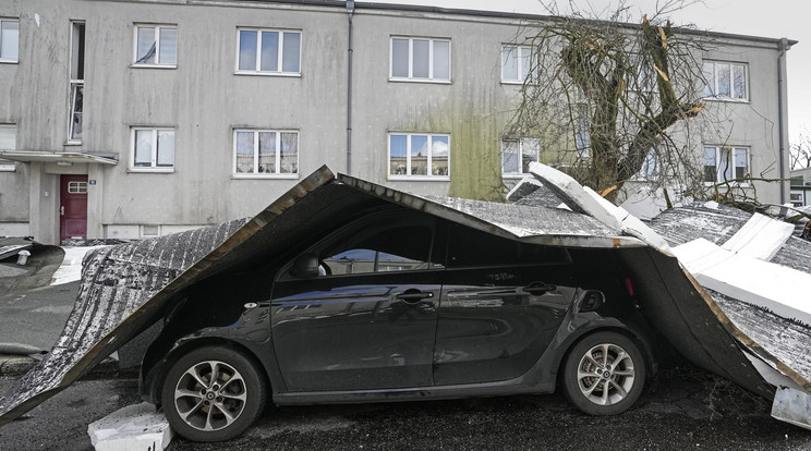 Lefújta a szél egy lakóház tetőszerkezetét a németországi Közlekedési és áramszolgáltatási fennakadásokat okozott, és legkevesebb két halálos áldozatot szedett Németországban az Ylenia nevű viharfront, amely óránkénti 120-140 kilométeres sebességű széllökésekkel és heves esőzéssel csapott le az ország északi részére előző éjjel./Fotó:MTI-AP-Martin Meissner