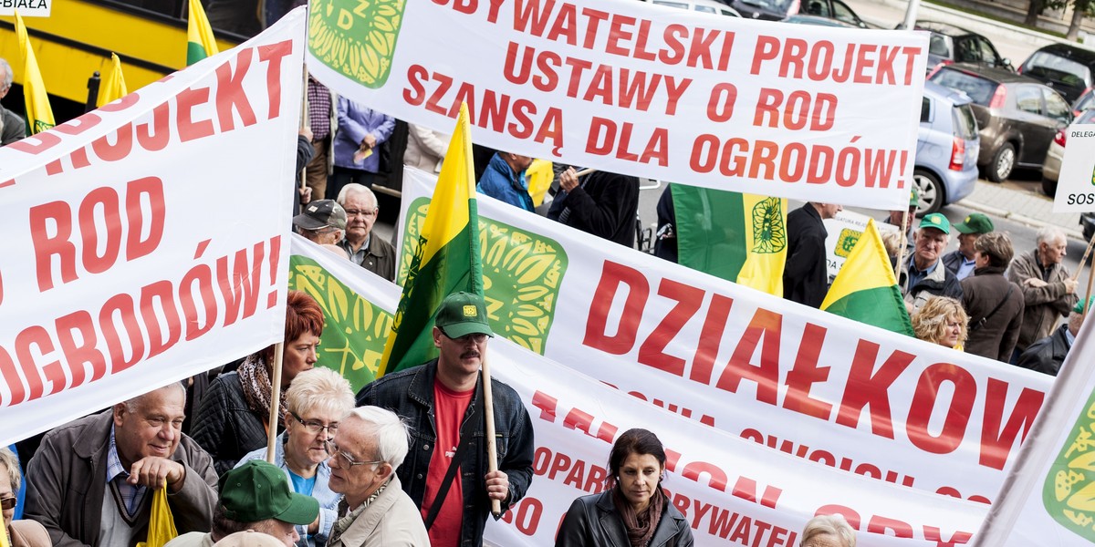 Manifestacja pod urzędem wojewódzkim ws działek.