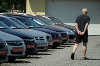 Car dealers buy wrecks for 50 zloty and flip them for 1,200 zloty