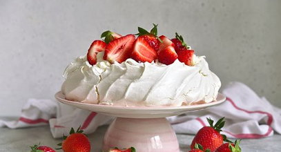 Tort bezowy Pavlova z truskawkami