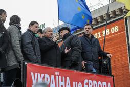 Jarosław Kaczyński na manifestacji w Kijowie, na której zebrało się około 300 tys. zwolenników integracji z Unią Europejską. Protesty wywołała decyzja ukraińskich władz o niepodpisywaniu umowy stowarzyszeniowej z UE, grudzień 2013 r.