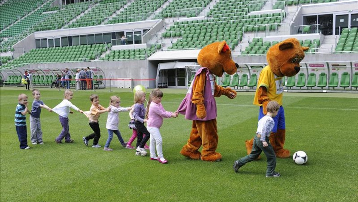 Takiej imprezy maluchy we Wrocławiu jeszcze nie miały! Z okazji Dnia Przedszkolaka stadion przygotował dla nich moc atrakcji. Oprócz tego, że zwiedzą arenę i zagrają mecz piłki nożnej, to pobawią się również w dmuchanym parku.