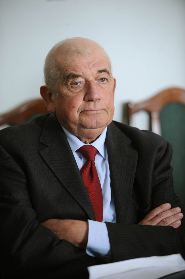 Prof. Zbigniew Religa został przesłuchany jako świadek w śledztwie dotyczącym wpisania na listę leków refundowanych iwabradyny. Fot. PAP