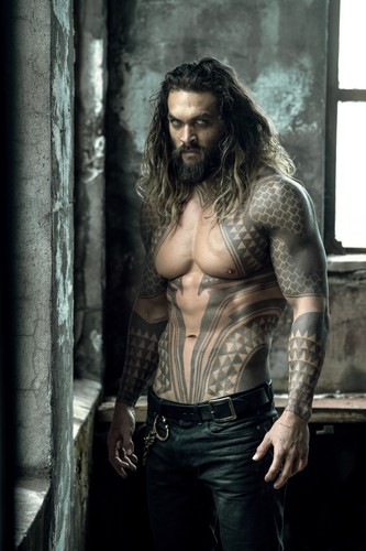 Jason Momoa w filmie 'Liga Sprawiedliwości'. Polska premiera 17 listopada 2017 roku.