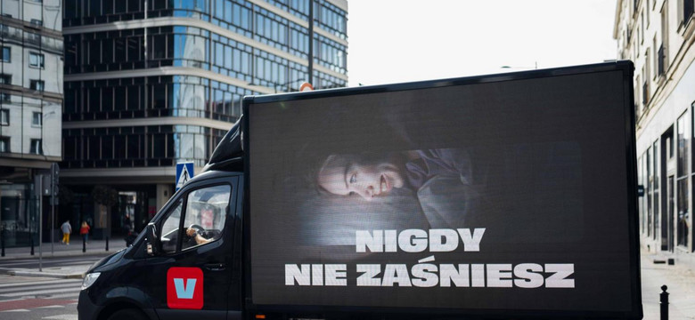 Ciężarówka rodem z "Czarnego lustra" Netflixa na ulicach Warszawy. O co chodzi?
