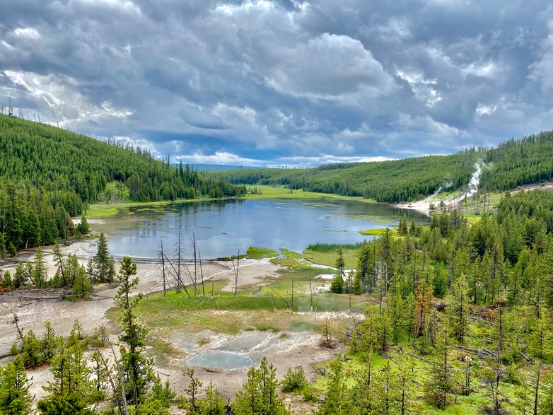 Jedno z licznych leśnych jezior w Yellowstone