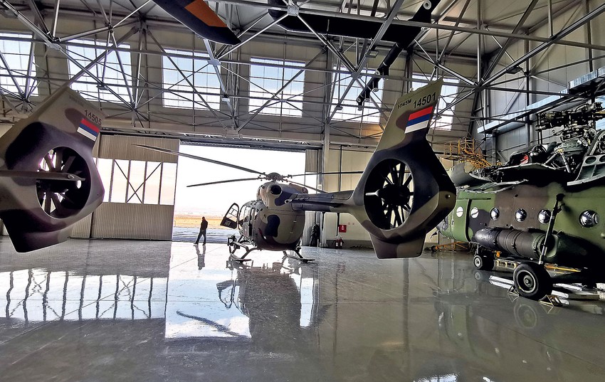 Helikopter je opremljen sistemom koji omogućava traganje i spasavanje i u teškim vremenskim uslovima