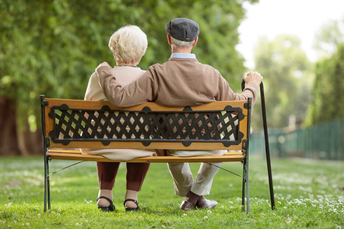 Karta Seniora 2025. Zniżki i Ulgi dla Osób 60+. Jak Obniżyć Rachunki i Cieszyć się Życiem!