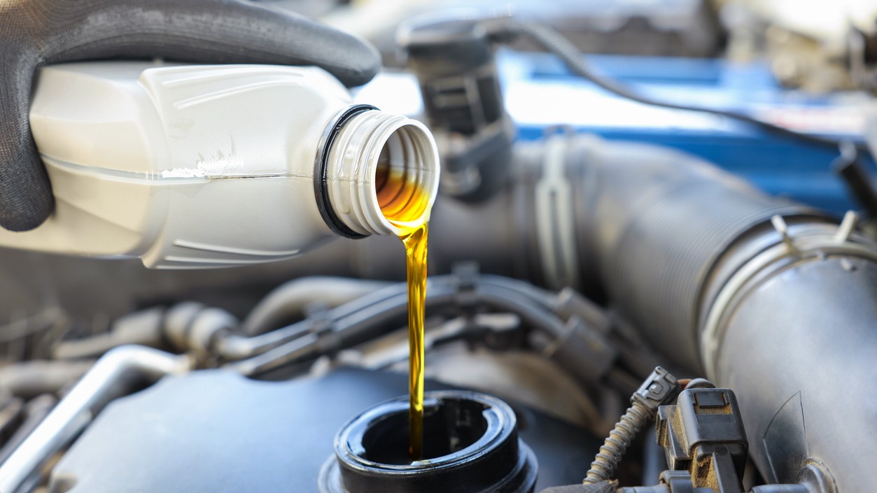 Prečo sú servisné intervaly 30 000 km nebezpečné? Logika leasingu vs. životnosť motora.