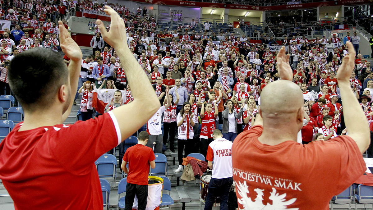 - Robimy to dla Polski i jesteśmy z tego dumni - powiedział reprezentujący kibiców Vive Tauron Kielce pan Mariusz. Ich grupa często podrywa do bardziej żywiołowego dopingu osoby przychodzące na mecze mistrzostw Europy z udziałem Biało-Czerwonych.