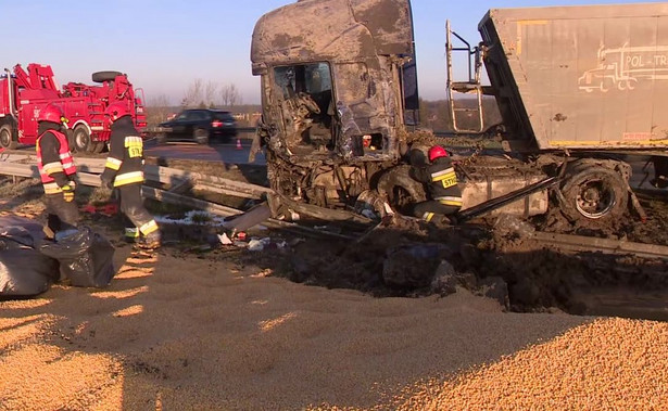 Jechał pod prąd autostradą, bez świateł, zderzył się z ciężarówką. "26 ton kukurydzy wysypało się na drogę"