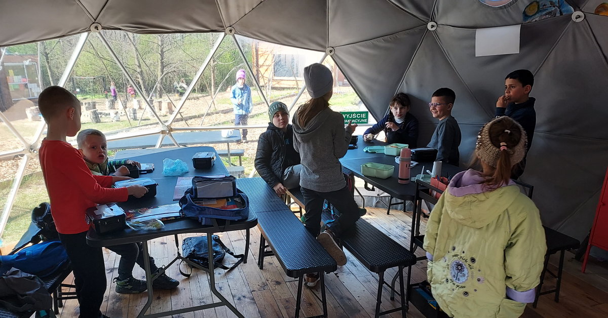 Integra espacio forestal.  La escuela forestal enseña a 12 niños de Ucrania