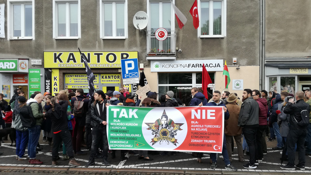 Gdańsk. Manifestacja przeciwko tureckiej inwazji na terytoria kontrolowane przez Kurdów