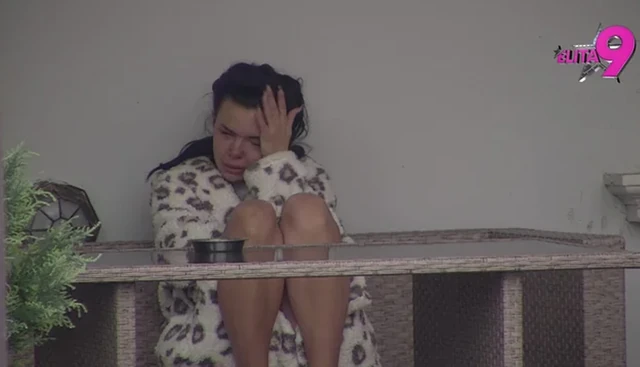 ANITA URLA NA SAV GLAS I LOMI SVE PRED SOBOM: Napravila haos u Eliti, skače na Luku, ne mogu da je smire