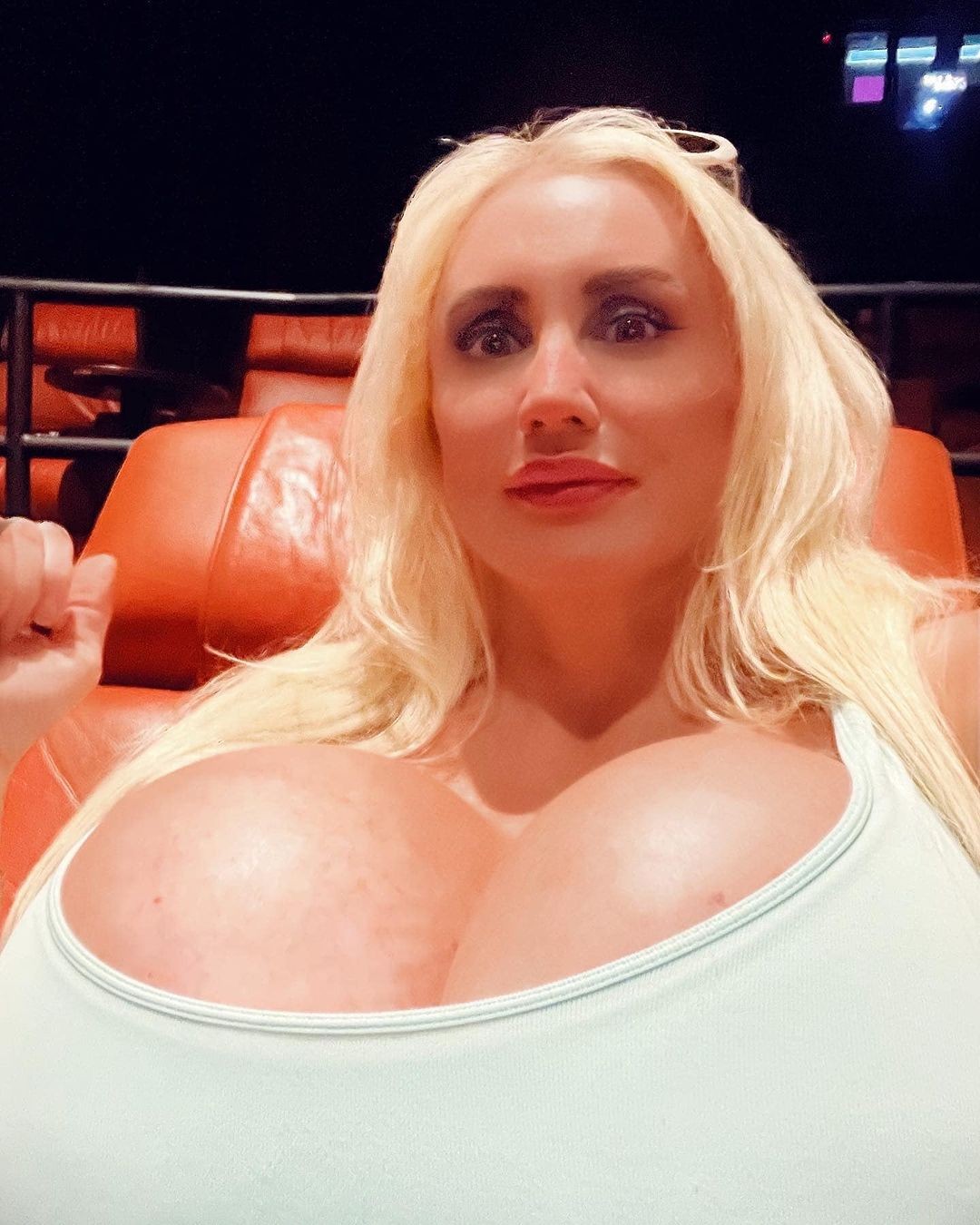 Tammy  má implantáty aj na zadku a kvôli svojmu nezvyčajnému telu, si musí dávať šiť šaty na mieru.