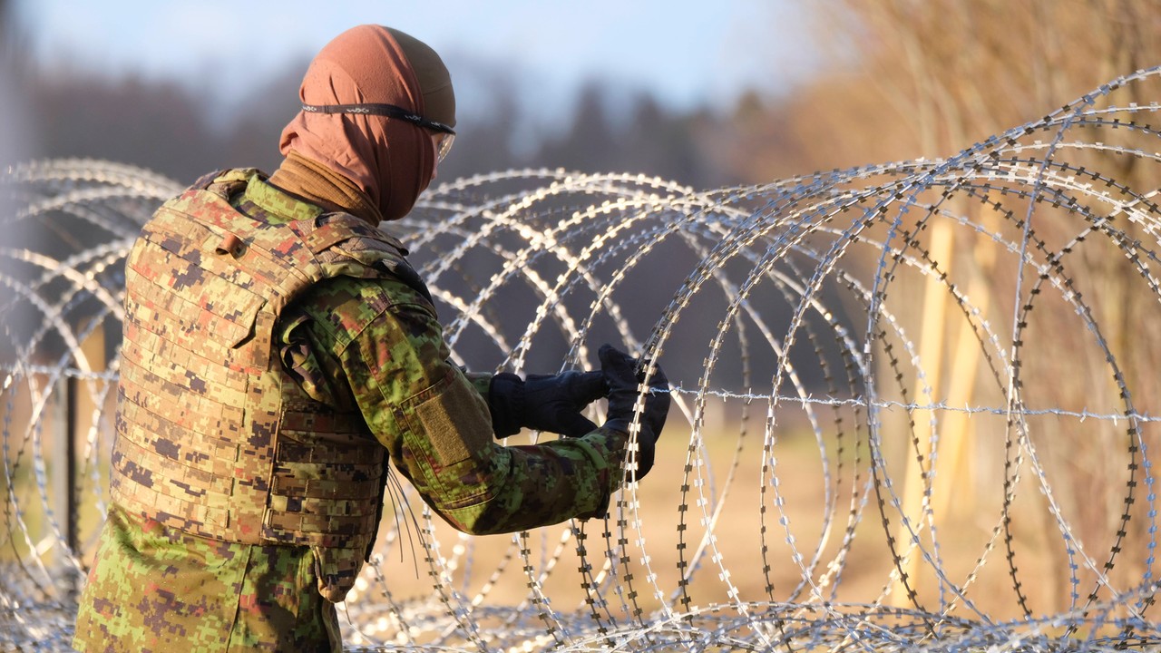 Nie tylko druty kolczaste. Estończycy kopią głębokie rowy i instalują bunkry na granicy z Rosją