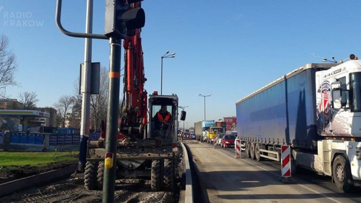 Powodem ogromnych korków, które tworzą się na nitce ulicy Opolskiej w kierunku Nowej Huty jest zwężenie jezdni z trzech do dwóch pasów. Budowa wjazdu na stację paliw trwa już dwa miesiące. Tymczasem urzędnicy z ZIKiT-u w końcu doszli do tego jak można ten problem rozwiązać. Problem w tym, że nie zdążą z tymi zmianami, bo... budowa ma zakończyć się w ciągu najbliższych kilku dni.