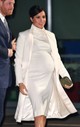 Meghan és Harry a Londoni Természettudományi Múzeumban tettek látogatást, amikor a hercegné ezt a gyönyörű fehér Calvin Klein ruhát és szintén fehér Amanda Wakley kabátot viselte. 
