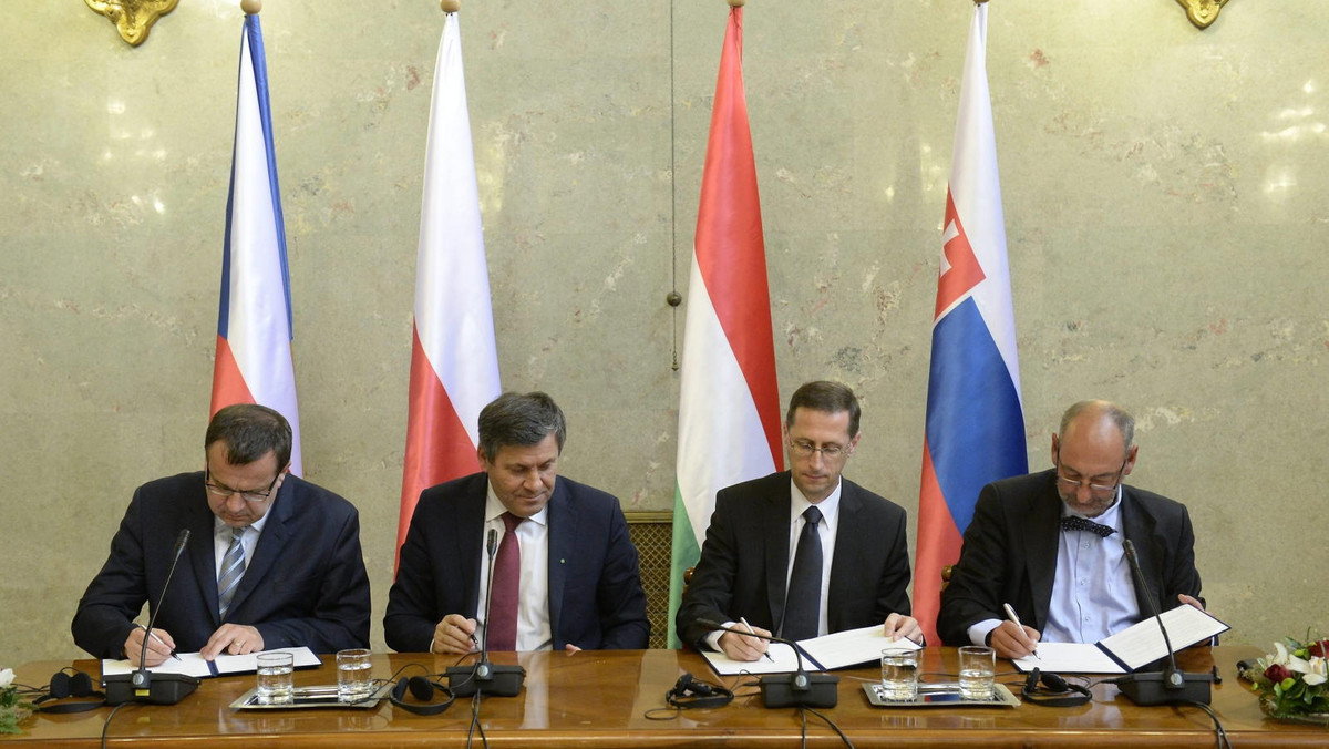 Polską inicjatywę wykorzystania środków unijnych do pomocy firmom, tracącym z powodu napięć między Ukrainą a Rosją, poparły we wtorek pozostałe kraje Grupy Wyszehradzkiej (V4) - Węgry, Czechy i Słowacja - informuje Reuters z Budapesztu.