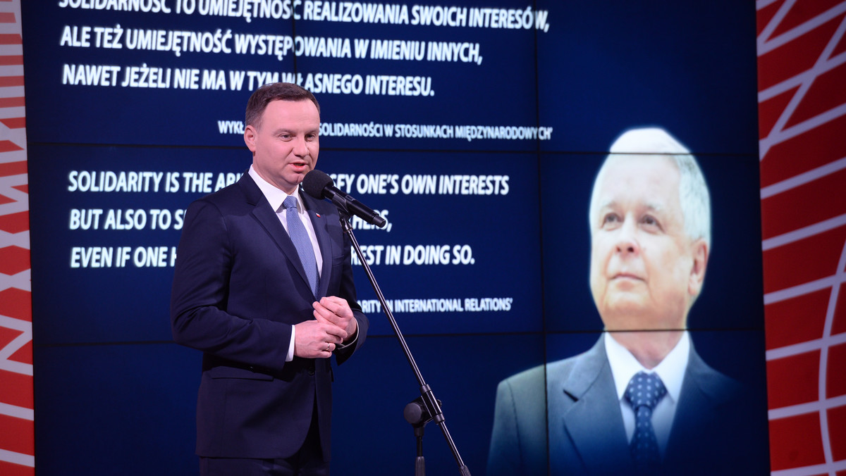 Ideały i dążenia prezydenta Lecha Kaczyńskiego nie straciły na aktualności; co więcej, są coraz bardziej aktualne - podkreślił prezydent Andrzej Duda. To ten jedyny, słuszny kierunek polityki w Europie Środkowo-Wschodniej - dodał, podkreślając, że jest to "droga, z której absolutnie nie można schodzić".