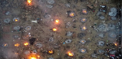 Przerażające zdjęcia z Indii. Tak, te ogniska to są... stosy z ludzkimi ciałami