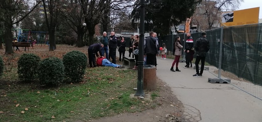 Prizor sugrađanina koji leži u centru grada u besvesnom stanju posmatrala su i maloletna deca u prisustvu roditelja