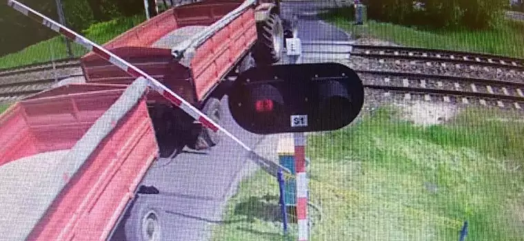 Kierowca ciągnika zniszczył kolejową rogatkę i nawet tego nie zauważył