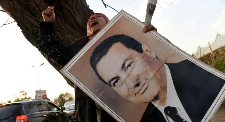 Supporters of Egypt's former president Hosni Mubarak chant slogans outside a military hospital in Cairo on March 2, 2017