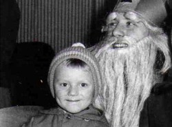 Mały Tusk na kolanach świętego Mikołaja