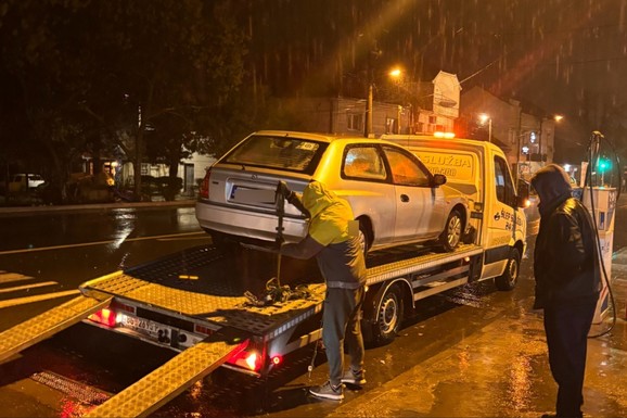 "Brisači su radili sumanuto brzo, a onda su stali! Vozio sam po auto-putu sa isturenom glavom kroz prozor dok je me je pljusak šibao!": Nenad sa PROBNOM vozačkom preživeo BIBLIJSKI POTOP na "Milošu Velikom"