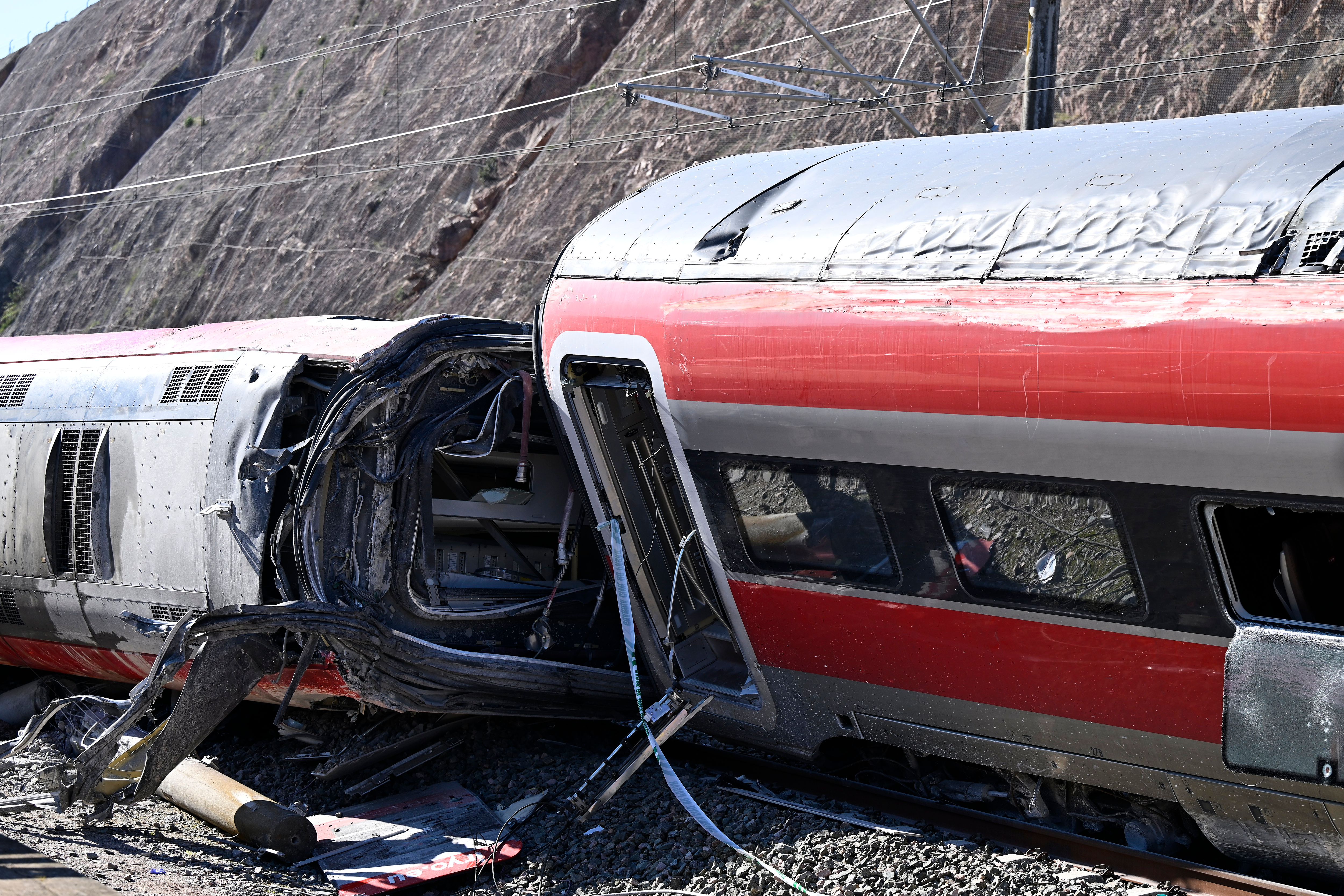 43 morti ad Adamuz: incisioni di 1 mm sui vagoni, carrello trovato a 270 metri