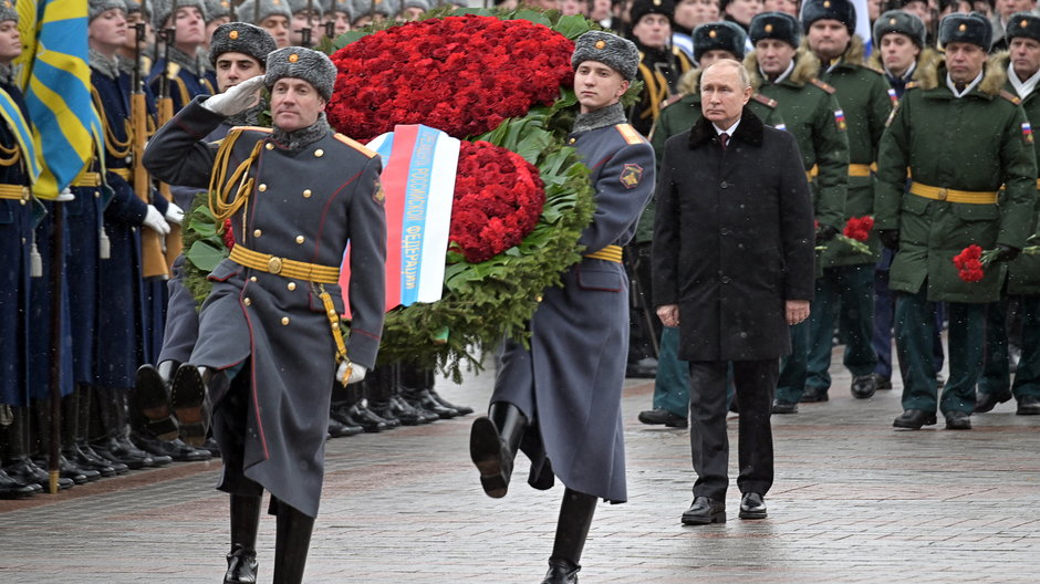 Władimir Putin składa wieniec na Grobie Nieznanego Żołnierza w Moskwie na kilkanaście godzin przed rozpoczęciem inwazji na Ukrainę (23 lutego 2022 r.) 