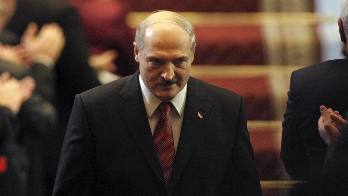 Prezydent Białorusi Alaksandr Łukaszenka oświadczył, że "niektórzy" w Polsce uważają, iż granica powinna przebiegać koło Mińska. W przemówieniu, wygłoszonym podczas prezentacji w parlamencie nowego premiera, oznajmił, że nie obawia się żadnych sankcji Zachodu.